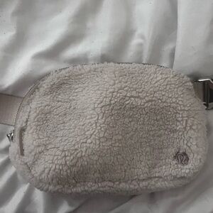 LULULEMON RARE Belt Bag in Cream